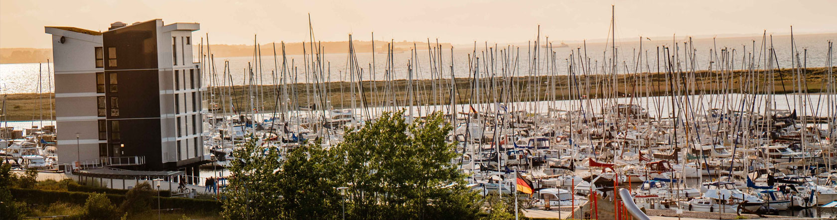 Das SlowDown Bottsand Hotel & Spa vereint Genuss und gemeinsame Erlebnisse in besonderer Lage an der Marina. Moderne Tagungsräume mit Panoramablick bieten den idealen Rahmen für erfolgreiche Veranstaltungen.